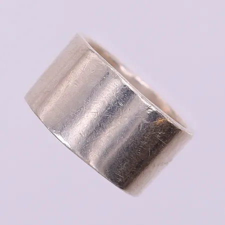 Ring, slät, stl: 16¼, bredd 11mm, silver 925/1000.  Vikt: 7,9 g