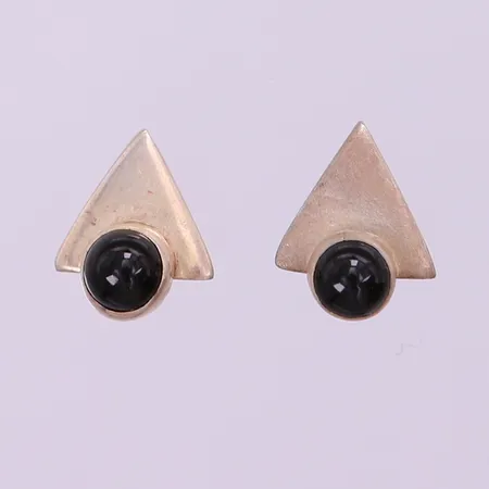 Ett par örhängen med stenar, ca 9x8mm, omaka snurrebussar. 925/1000 silver  Vikt: 1 g