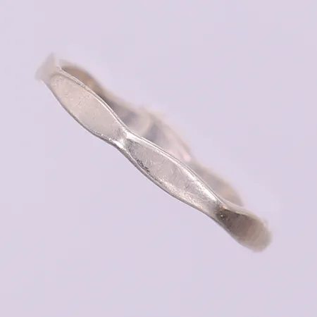 Ring, stl 17, ca bredd 2mm. 925/1000 silver  Vikt: 0,8 g