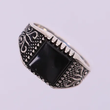 Klackring med svart sten, stl: 20½, bredd 4-12mm, silver 925/1000.  Vikt: 6,8 g