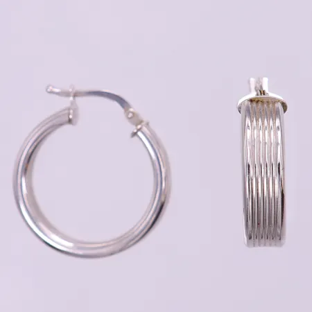 Ett par örhängen creoler vitguld, ca Ø22,5, bredd 5,5mm, ostämplade. 14K  Vikt: 2,4 g