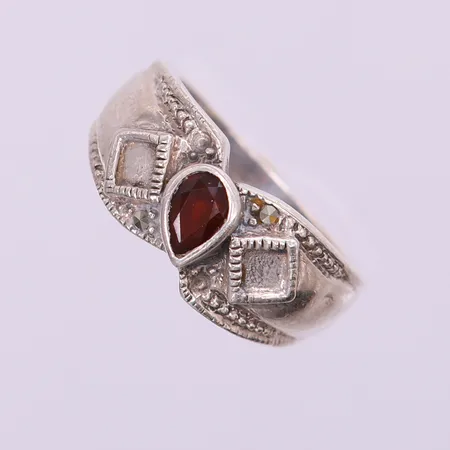 Ring med röd sten, stl: 18½, bredd 3-9,5mm, silver 925/1000.  Vikt: 4,6 g