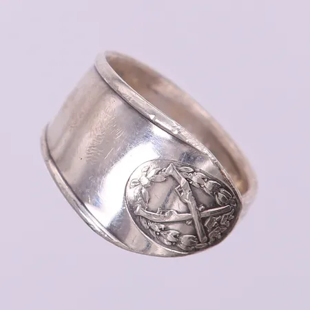 Ring med dekor, stl: 17¼, bredd 5-13,5mm, bucklig, silver 830/1000.  Vikt: 6,8 g