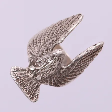 Ring med fågel, stl: 16¼, bredd 4-30mm, silver 925/1000.  Vikt: 8 g