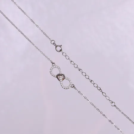 Collier med evighetsåtta och vita stenar, ca 43-48cm, bredd 1,5-8mm. 925/1000 silver  Vikt: 2,5 g