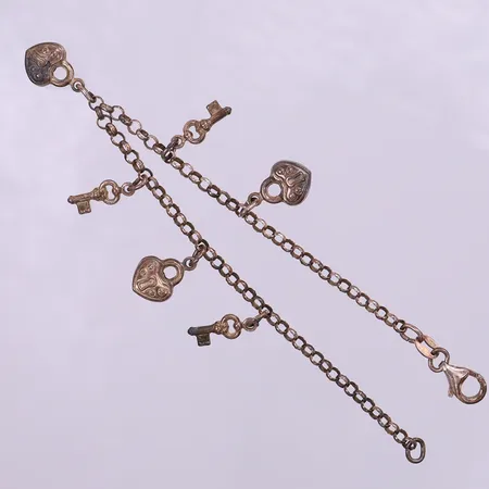 Armband med berlocker, ca 18,5cm, bredd 3-15mm. 925/1000 silver Vikt: 5,8 g