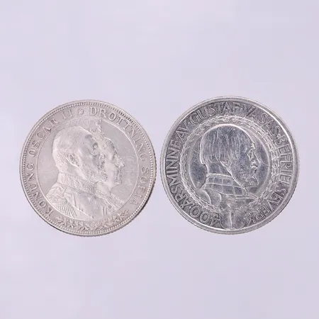 Två mynt, Gustaf V Sveriges kontung, 2 kr, Konung Oscar II Drottning Sofia 1857-1907, 2kr. 8000/1000 silver Vikt: 30 g