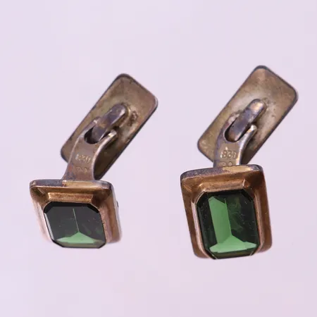 Ett par manchettknappar med grön sten, ca 22,5x14mm. 830/1000 silver  Vikt: 13,7 g