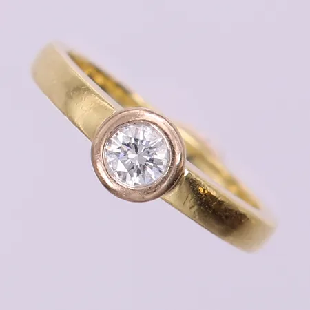 Ring med diamant ca 0,25ct, stl 16½, bredd 2-6mm. 18K Vikt: 4,4 g