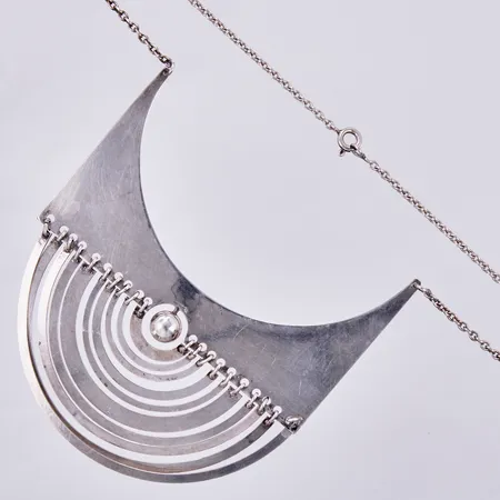 Collier Tapio Wirkkala, "Half moon", Nils Westerback, Finland, 1972 samt svensk importstämpel, Hängets höjd 90 mm, bredd 80 mm. Kedjans längd 70 cm, silver  Vikt: 28,4 g