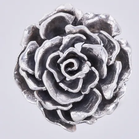 Ring Ros, stl ca 17½, bredd ca 3-21mm, aningen skev skena, silver 925/1000  Vikt: 7,7 g