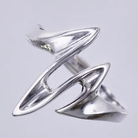Ring, stl ca 19, bredd ca 1,5-9,5mm, silver 925/1000 Vikt: 2,4 g