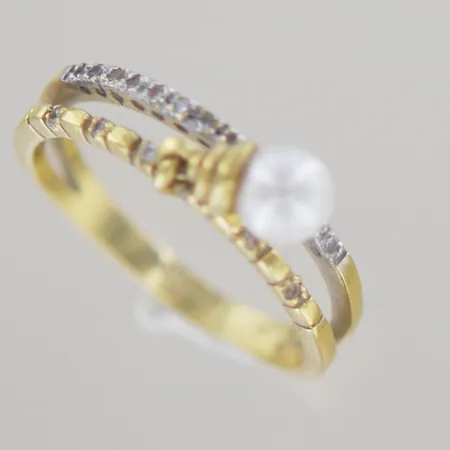 Ring med vita stenar och en pärla, Ø 17,5 mm B 2-4mm, vitguld 18k Vikt: 3 g