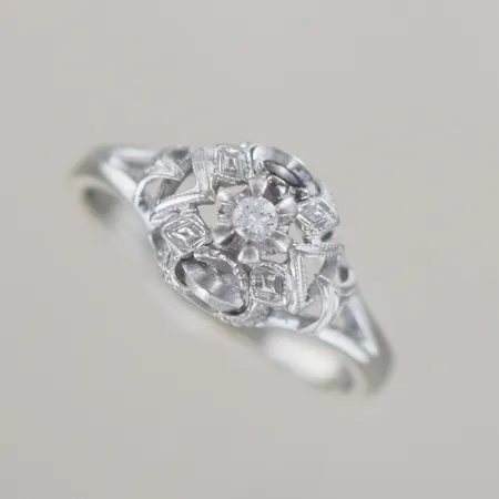 Ring med 1 diamant 0,05ct, Ø 17,5 mm B 2-9 mm, vitguld 18k Vikt: 3,4 g
