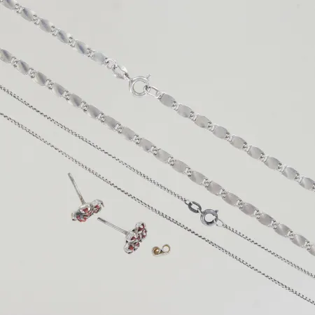 Diverse silversmycken, 2 kedjor L 43/41 cm, ett par örhängen ploppar saknas    Vikt: 15 g