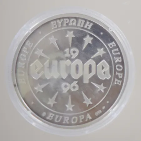 Samlarmynt "De första EUROPA-präglingarna"  Europa 1996 &1998 , 20 gr resp 11,5 gr, bruttovikt inkl kapslar  24,5 gr resp 14,75 gr , B 44 mm & B 36mm, 999/1000, plastetui till 1996 års mynt krackelerad ena sidan.                                                                                       1 kedja med hänge L 44 cm  Vikt: 34,8 g