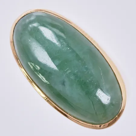 Ring med grön sten, stl ca 15½, bredd ca 3-12,5mm, 18K Vikt: 7,5 g