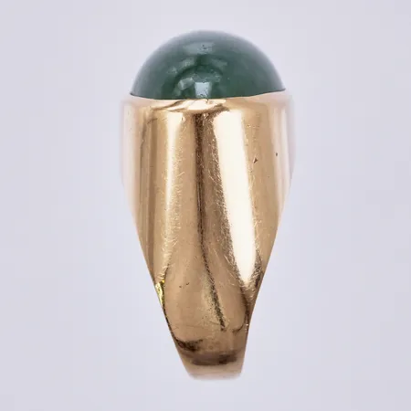 Ring med grön sten, stl ca 15½, bredd ca 3-12,5mm, 18K Vikt: 7,5 g