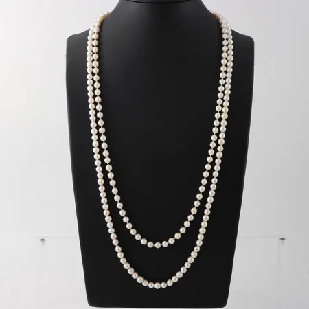 Collier 2st med odlade sötvattenspärlor Ø ca 6,5-7mm, ihopsatta med ett stensmycke i metall, längd ca 86+76 cm Vikt: 0 g