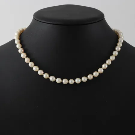 Collier odlade sötvattenspärlor blandat skick ca Ø 6,6mm, längd ca 40 cm, lås med liten diamant 18k Vikt: 0 g