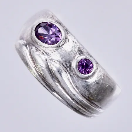 Ring med lila stenar, stl ca 17¾, bredd ca 5-10,5mm, silver 925/1000 Vikt: 6 g