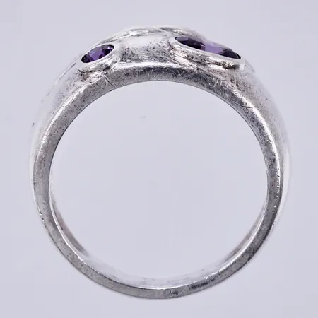 Ring med lila stenar, stl ca 17¾, bredd ca 5-10,5mm, silver 925/1000 Vikt: 6 g