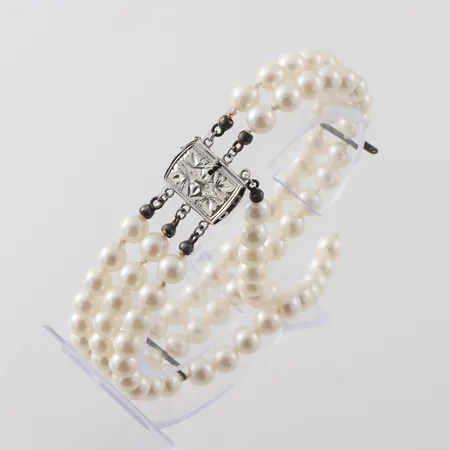 Armband med odlade saltvattenspärlor Ø ca 6mm 3-radigt varav ett har gått av, längd ca 20 cm, lås silver  Vikt: 0 g