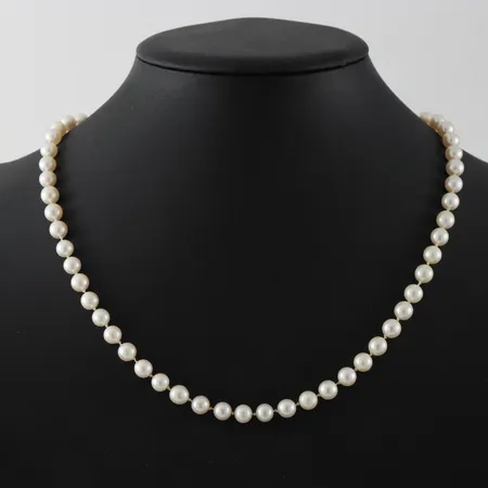 Collier med odlade pärlor Ø ca 6,5mm, längd  50 cm, lås silver defekt Vikt: 0 g