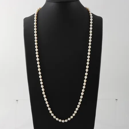 Collier med odlade sötvattenspärlor Ø 6,8-7mm, längd 85 cm, lås silver stämplat JKa Vikt: 0 g