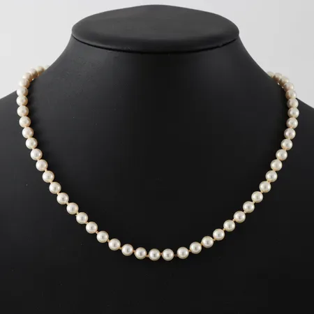 Collier med odlade saltvattenspärlor Ø ca 6mm, längd 46cm, lås silver Vikt: 0 g