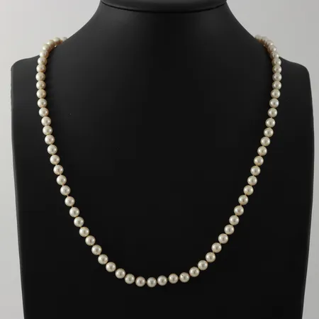Collier med imitationpärlor ca Ø 5,6mm, längd 60 cm, lås silver 925/1000 Vikt: 0 g