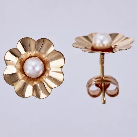 Ett par örhängen Ø 10mm, med odlade pärlor Ø3mm, 18K Vikt: 1,1 g