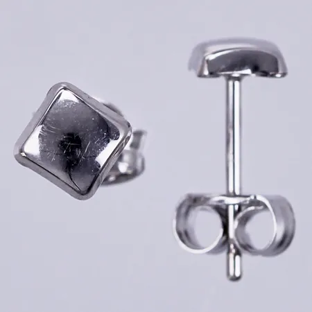 Ett par örhängen, ca 4x4mm, vitguld, 18K  Vikt: 0,4 g