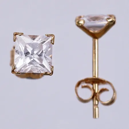 Ett par örhängen med vita stenar, längd ca 8mm, bredd ca 2mm, 18K  Vikt: 0,5 g
