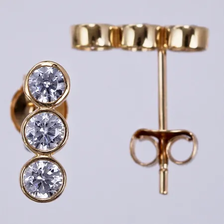 Ett par örhängen med vita stenar, längd ca 8mm, bredd ca 3mm, 18K  Vikt: 0,8 g
