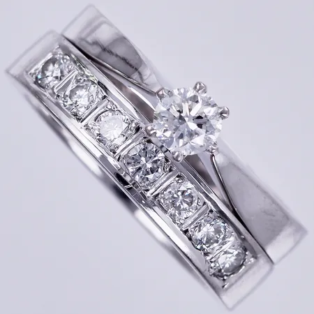 Ring vitguld  med diamanter ca 1x0,28ct, 7x0,05ct, stl: 16½. bredd: ca 8mm, 18K Vikt: 12,2 g