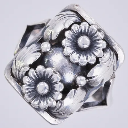 Ett par örhängen, längd ca 6cm, bredd ca 1-13mmm, märkta temel, inläggning i koppar, 925/1000 silver Vikt: 12,4 g
