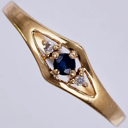 Ring med safir och diamanter ca 2x0,005ct, 8/8-slipade, stl: 16¾, bredd: ca 1-5mm, GFAB, 18K Vikt: 1,2 g