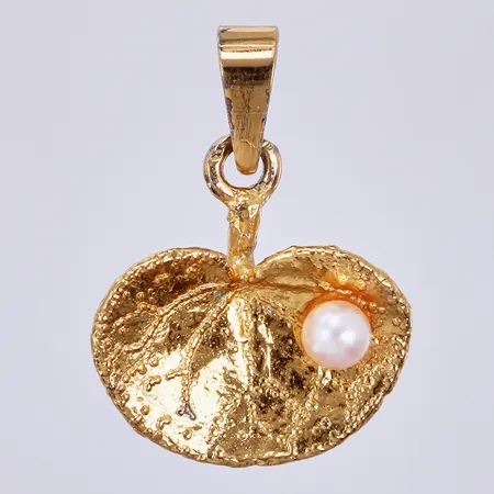 Hänge Flora Danica Denmark, med odlad pärla Ø3mm, längd ca 20mm, bredd ca 18mm, förgyllt 925/1000 silver Vikt: 1,3 g