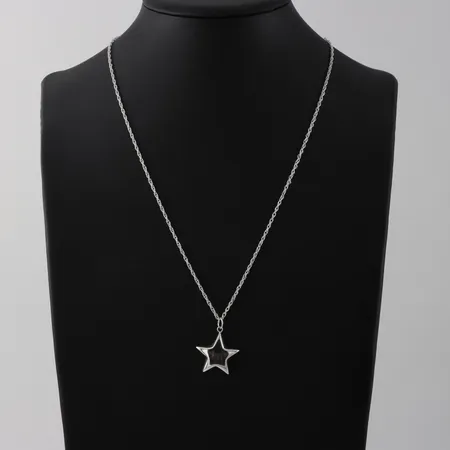 Collier med stjärnhänge, längd ca 55 cm, hängets diameter 24 mm, silver. Vikt: 6,5 g