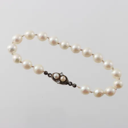 Armband odlade sötvattenspärlor ca Ø 7,5mm, längd 19 cm, lås silver Vikt: 0 g