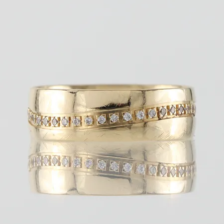 Ring Glamira med små stenar, storlek 17 ¼ mm, bredd 6 mm, 18k. Vikt: 4,2 g