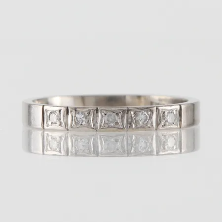 Ring vitguld med 5 st diamanter på 0.07 ct enligt inskription, Gustav Dahlgren & Co Malmö 1973, storlek 17 ½ mm, bredd 2.8 mm,18k. Vikt: 3,3 g