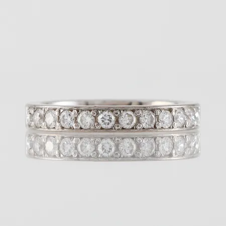Ring vitguld med 12 st diamanter på 0.36 ct enligt inskription ca WSI,  Schalins, storlek 15 ½ mm, bredd 3 mm, 18k. Vikt: 4 g
