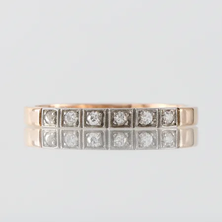 Ring med 6 st vita stenar, John Pettersson Stockholm 1950, storlek 17 mm, bredd 2.1 mm, 18k. Vikt: 2,2 g