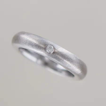 Vigselring frostad rundad skena med diamant 0,04ct,  Ø 17mm B 4,6mm,  vitguld 18k  Vikt: 11,8 g
