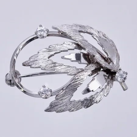 Brosch med vita stenar, längd: ca 3cm, bredd: ca 24mm, silver 835/1000 Vikt: 3,8 g