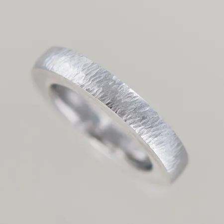 Vigselring platt frostad/blank GBA Ø 17mm B 4/4mm, vitguld 18k Vikt: 14,8 g