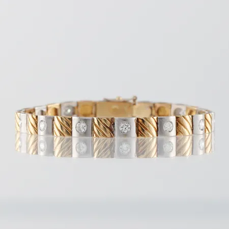 Armband mönstrat rödguld och matterat vitguld med diamanter ca 3x0,15ct och ca 10x0,10ct ca VSI, längd ca 18 cm, bredd 6,3 mm, 18k Vikt: 21 g