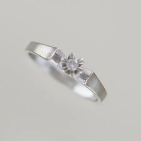 Solitär ring, diamant 0,07ct, Ø 18 mm, vitguld 18k Vikt: 3,8 g